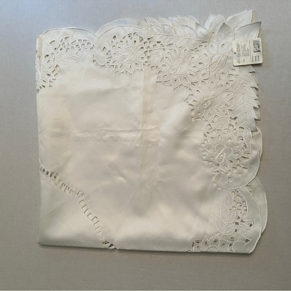 NWT Heritage Lace Table Topper Square Tablecloth 36”x36” White Roses Pattern - Picture 4 of 7